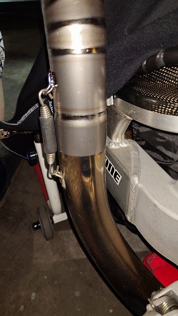 右マフラーの継ぎ目