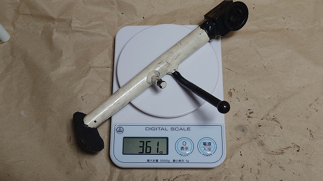 溶接前のサイドスタンドの重量361gを量ったところ