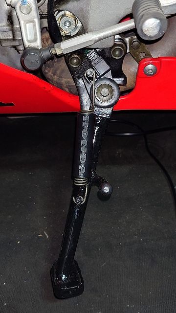 自作の防振チューブを取り付けたVTR1000SP1のサイドスタンド