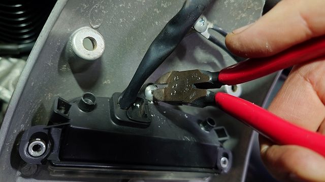 ニッパーで挟んで回そうとしたプラスネジ