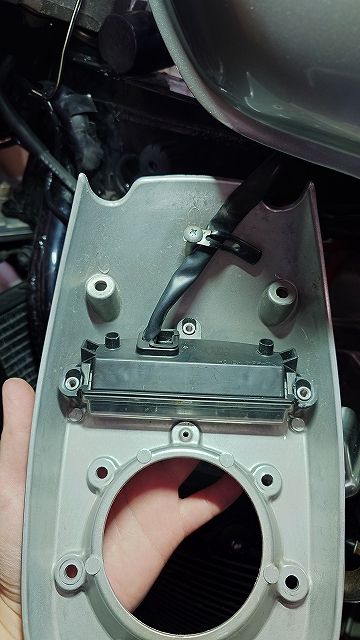 タンクメーターカバーにメーターを取り付けたところ