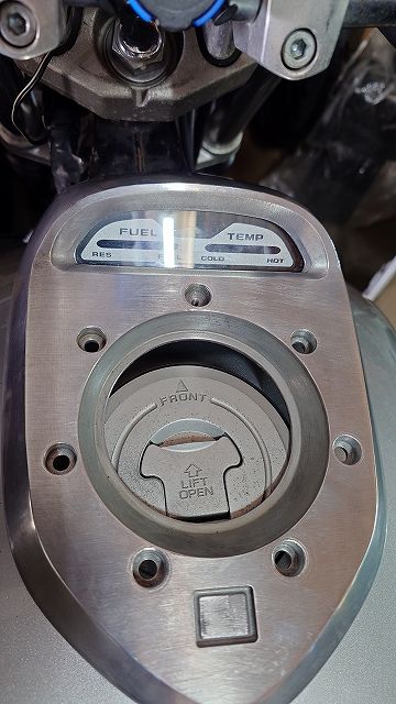 タンク裏に配線を通したタンクメーターカバー
