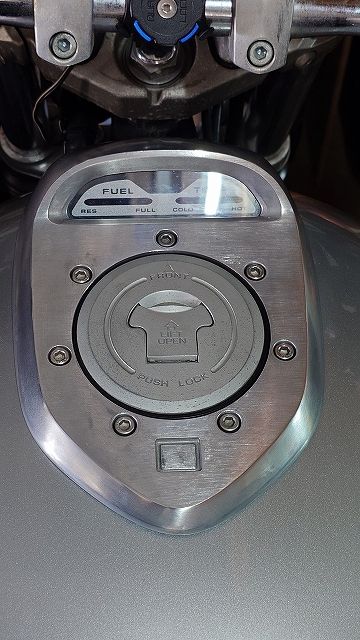 ダミーボルトとタンクキャップを取り付けたタンクメーターカバー