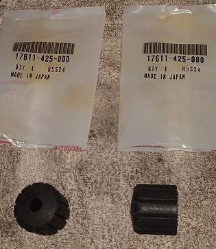 新品のタンククッション2個と純正部品の袋(17611-425-000)