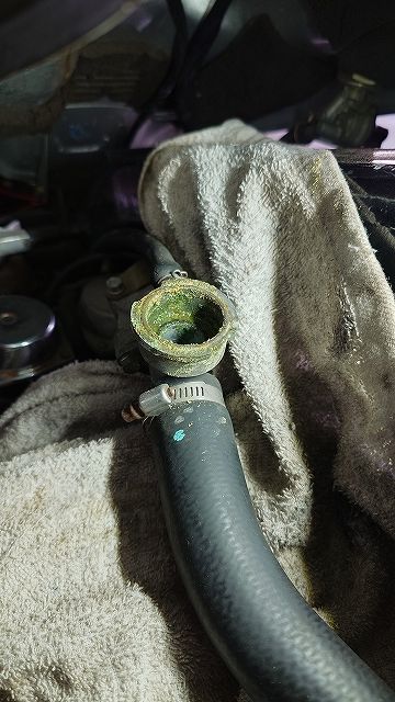 結晶がこびりついた注水口(フィラーネック)の周り